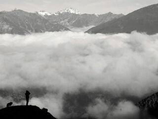 Alp Rusena bei Ramosch im Engadin mit Blick auf das Nebelmeer.