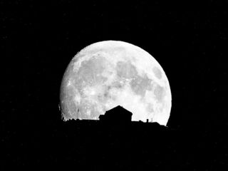 Die Lischana Hütte in der Nacht bei Vollmond.